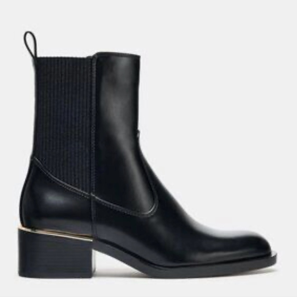 Zara Leather Round Toe Pull On 
Chelsea Boots Size: 36 (6)